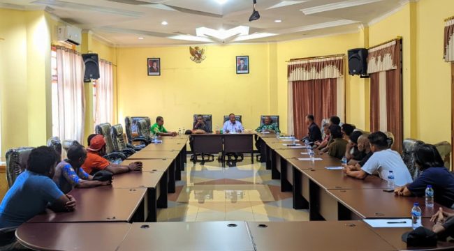 Wakil Ketua III DPRK Kepulauan Yapen Bernard Worumi saat menerima aduan 11 sopir dump truck proyek jalan Serui-Papuma di di Ruang Rapat DPRK Kepulauan Yapen, Kamis, 1 Oktober 2026. (KabarPapua.co/Ainun Faathirjal)