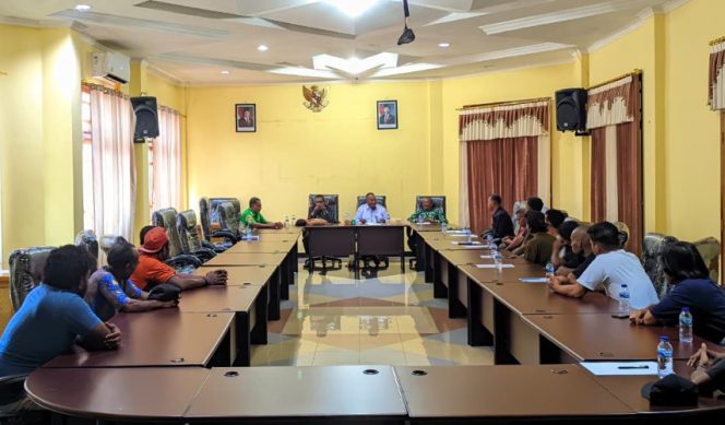 
					Wakil Ketua III DPRK Kepulauan Yapen Bernard Worumi saat menerima aduan 11 sopir dump truck proyek jalan Serui-Papuma di di Ruang Rapat DPRK Kepulauan Yapen, Kamis, 1 Oktober 2026. (KabarPapua.co/Ainun Faathirjal)
