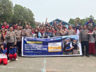 Berfoto bersama dalam kegiatan sosialisasi penerimaan peserta didik di SMA Kemala Taruna Bhayangkara. (KabarPapua.co/Agies Pranoto)
