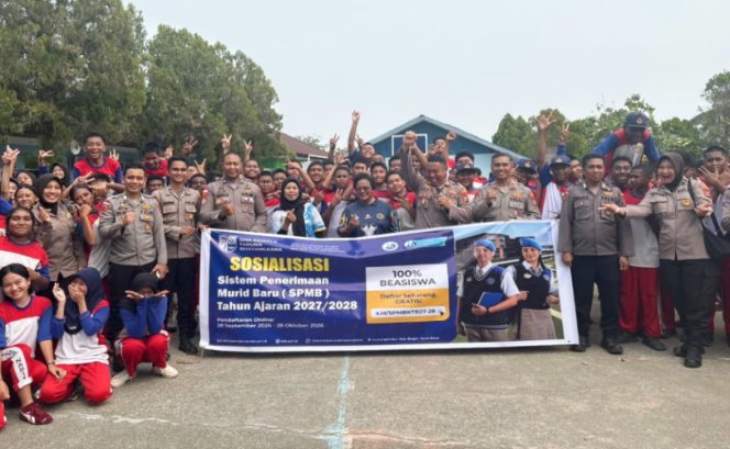 
					Berfoto bersama dalam kegiatan sosialisasi penerimaan peserta didik di SMA Kemala Taruna Bhayangkara. (KabarPapua.co/Agies Pranoto)
