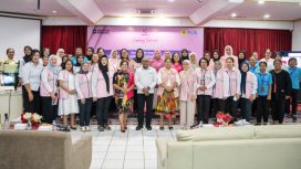 Berfoto bersama dalam kegiatan Inspiring Srikandi bertajuk “Speak with Impact: Building Confidence, Influence & Professional Communication”  diikuti pegawai perempuan PLN UIW Papua dan Papua Barat. (Foto dok: PLN UIW Papua dan Papua Barat)