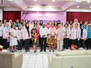 Berfoto bersama dalam kegiatan Inspiring Srikandi bertajuk “Speak with Impact: Building Confidence, Influence & Professional Communication”  diikuti pegawai perempuan PLN UIW Papua dan Papua Barat. (Foto dok: PLN UIW Papua dan Papua Barat)