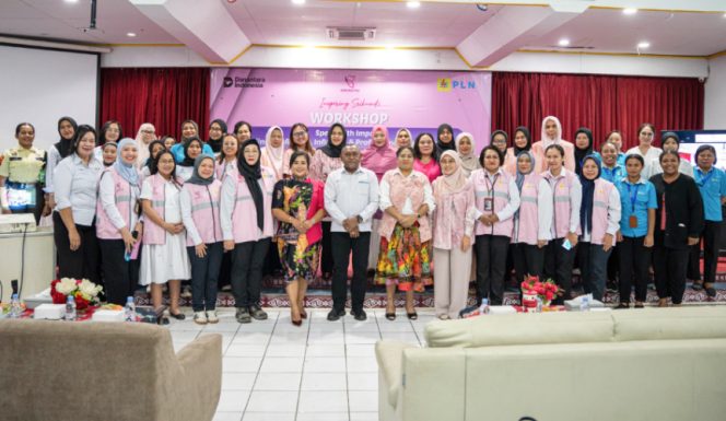 
					Berfoto bersama dalam kegiatan Inspiring Srikandi bertajuk “Speak with Impact: Building Confidence, Influence & Professional Communication”  diikuti pegawai perempuan PLN UIW Papua dan Papua Barat. (Foto dok: PLN UIW Papua dan Papua Barat)