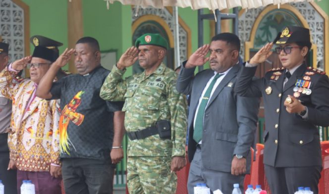 
					Kapolres Kepulauan Yapen AKBP Diaritz Felle menghadiri upacara peringatan Hari Sumpah Pemuda ke-98 di Lapangan Sapta Marga Kodim 1709 Yawa. (Foto dok: Humas Polres Kepulauan Yapen)
