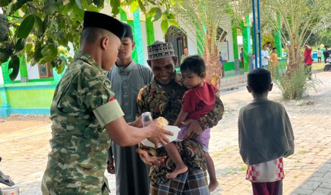 
					Personel Yonif TP 909 KRP membagikan makanan kepada jamaah dan membersihkan lingkungan Masjid Al-Hikmah Panduami dalam kegiatan Jumat Berkah. (KabarPapua.co/Ainun Faathirjal)