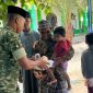 Personel Yonif TP 909 KRP membagikan makanan kepada jamaah dan membersihkan lingkungan Masjid Al-Hikmah Panduami dalam kegiatan Jumat Berkah. (KabarPapua.co/Ainun Faathirjal)