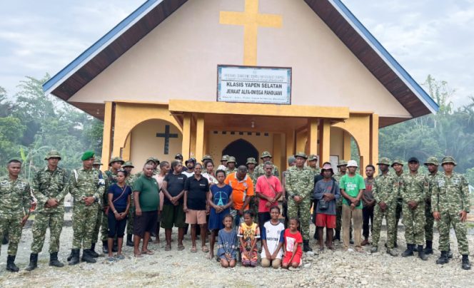 
					Personel Yonif TP 909 KRP melaksanakan kegiatan teritorial di Gereja Alfa-Omega Panduami untuk mempererat silaturahmi dengan masyarakat. (Foto dok IST)