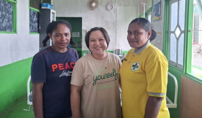 
					Para tenaga medis dan dokter Puskesmas Ansus Christy Ratu. (KabarPapua.co/Ainun Faathirjal)