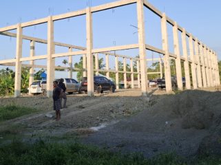 Kondisi terkini pembangunan Tongkonan IKT di Kabupaten Waropen, Kamis 29 Oktober 2026. (KabarPapua.co/Ainun Faathirjal)
