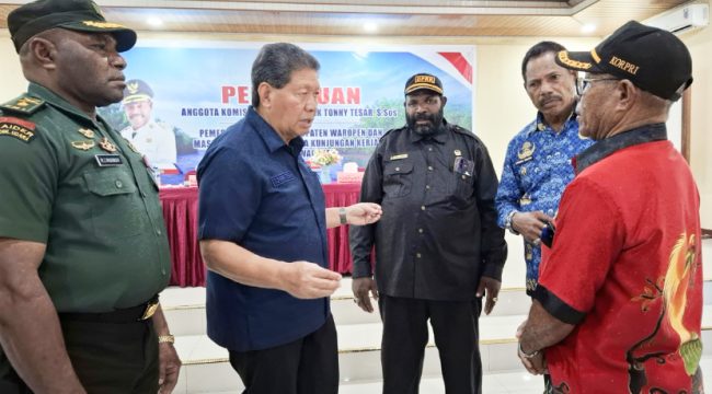 Wakil Bupati Waropen, Yowel Boari dan perwakilan masyarakat menyampaikan aspirasi agar Kabupaten Waropen dipertimbangkan sebagai ibu kota Provisi Papua Utara. (KabarPapua.co/Ainun Faathirjal)