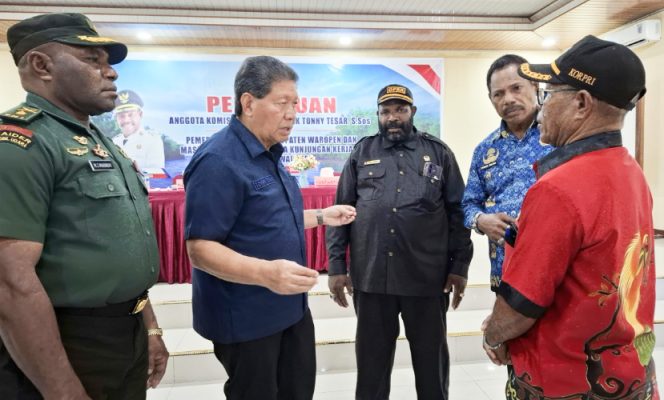 
					Wakil Bupati Waropen, Yowel Boari dan perwakilan masyarakat menyampaikan aspirasi agar Kabupaten Waropen dipertimbangkan sebagai ibu kota Provisi Papua Utara. (KabarPapua.co/Ainun Faathirjal)