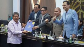 Tonny Tesar menyampaikan pandangan Fraksi NasDem dalam Rapat Kerja Baleg DPR RI di Kompleks Parlemen, Senayan, Jakarta. (Foto dok: IST)