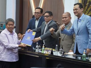 Tonny Tesar menyampaikan pandangan Fraksi NasDem dalam Rapat Kerja Baleg DPR RI di Kompleks Parlemen, Senayan, Jakarta. (Foto dok: IST)
