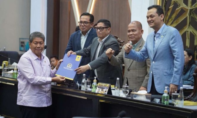 
					Tonny Tesar menyampaikan pandangan Fraksi NasDem dalam Rapat Kerja Baleg DPR RI di Kompleks Parlemen, Senayan, Jakarta. (Foto dok: IST)