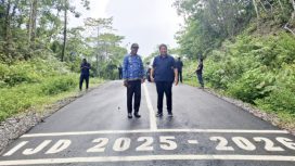 Anggota DPR RI Komisi XIII, Tonny Tesar bersama Wabup Waropen, Yowel Boari, meninjau pembangunan Jalan Trans Botawa-Koweda-Barapasi, Kamis, 29 Oktober 2026. (KabarPapua.co/Ainun Faathirjal)