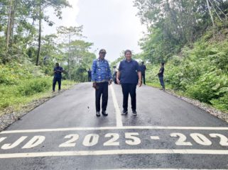 Anggota DPR RI Komisi XIII, Tonny Tesar bersama Wabup Waropen, Yowel Boari, meninjau pembangunan Jalan Trans Botawa-Koweda-Barapasi, Kamis, 29 Oktober 2026. (KabarPapua.co/Ainun Faathirjal)