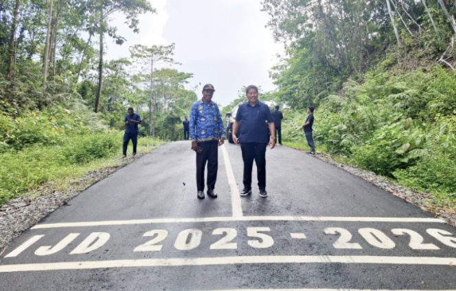 
					Anggota DPR RI Komisi XIII, Tonny Tesar bersama Wabup Waropen, Yowel Boari, meninjau pembangunan Jalan Trans Botawa-Koweda-Barapasi, Kamis, 29 Oktober 2026. (KabarPapua.co/Ainun Faathirjal)