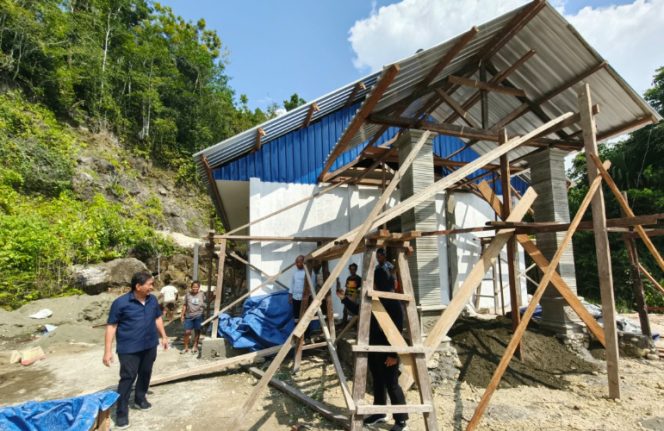 
					Anggota DPR RI Komisi XIII Fraksi Partai NasDem, Tonny Tesar, saat kunjungi GBI Hermon Kanawa, guna melihat progres pembangunan gereja dan kebutuhan jemaat. (KabarPapua.co/Ainun Faathirjal)