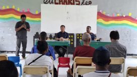 Anggota DPR RI Tonny Tesar berdialog dengan pihak SD Kristen Charis Serui untuk menyerap aspirasi terkait kebutuhan pembangunan SMP dan SMA. (KabarPapua.co/Ainun Faathirjal)
