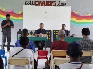 Anggota DPR RI Tonny Tesar berdialog dengan pihak SD Kristen Charis Serui untuk menyerap aspirasi terkait kebutuhan pembangunan SMP dan SMA. (KabarPapua.co/Ainun Faathirjal)
