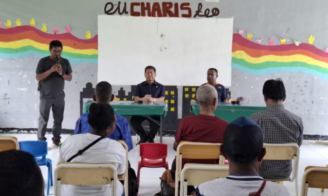
					Anggota DPR RI Tonny Tesar berdialog dengan pihak SD Kristen Charis Serui untuk menyerap aspirasi terkait kebutuhan pembangunan SMP dan SMA. (KabarPapua.co/Ainun Faathirjal)
