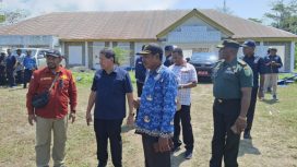 Anggota DPR RI Komisi XIII, Tonny Tesar bersama jajaran Pemkab Waropen meninjau pembangunan rumah sakit baru yang diharapkan meningkatkan pelayanan kesehatan masyarakat. (KabarPapua.co/Ainun Faathirjal)