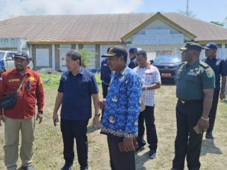 Anggota DPR RI Komisi XIII, Tonny Tesar bersama jajaran Pemkab Waropen meninjau pembangunan rumah sakit baru yang diharapkan meningkatkan pelayanan kesehatan masyarakat. (KabarPapua.co/Ainun Faathirjal)