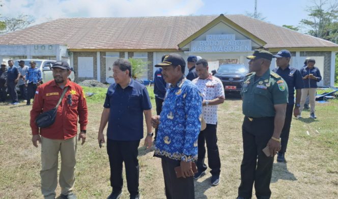 
					Anggota DPR RI Komisi XIII, Tonny Tesar bersama jajaran Pemkab Waropen meninjau pembangunan rumah sakit baru yang diharapkan meningkatkan pelayanan kesehatan masyarakat. (KabarPapua.co/Ainun Faathirjal)