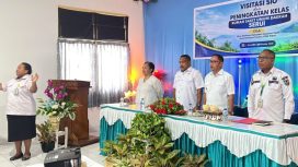 Wabup Kepulauan Yapen Roi Palunga saat menghadiri visitasi SIO dan peningkatan kelas RSUD Serui. (KabarPapua.co/Ainun Faathirjal)