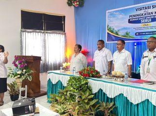 Wabup Kepulauan Yapen Roi Palunga saat menghadiri visitasi SIO dan peningkatan kelas RSUD Serui. (KabarPapua.co/Ainun Faathirjal)