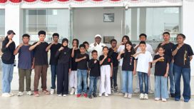Wabup Jayawijaya Ronny Elopere melepas 18 orang atlet taekwondo yang akan bertarung pada Kejuaraan Papua Open 2026 di Jayapura. (KabarPapua.co/Agris Wistrijaya)