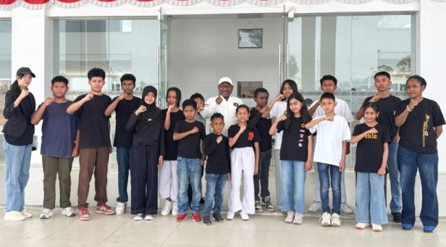 Wabup Jayawijaya Ronny Elopere melepas 18 orang atlet taekwondo yang akan bertarung pada Kejuaraan Papua Open 2026 di Jayapura. (KabarPapua.co/Agris Wistrijaya)
