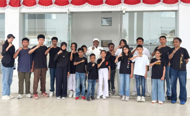 
					Wabup Jayawijaya Ronny Elopere melepas 18 orang atlet taekwondo yang akan bertarung pada Kejuaraan Papua Open 2026 di Jayapura. (KabarPapua.co/Agris Wistrijaya)