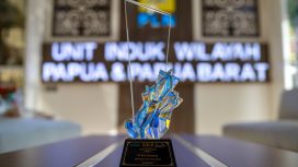 PLN UIW Papua dan Papua Barat menerima penghargaan Gold pada ajang ISDA Awards 2026 melalui program penyediaan air bersih berkualitas berbasis teknologi desalinasi dan Mikro PLTS di Kabupaten Asmat. Foto: PLN UIW P2PB