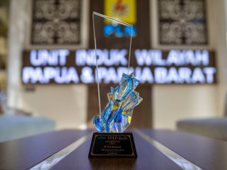 PLN UIW Papua dan Papua Barat menerima penghargaan Gold pada ajang ISDA Awards 2026 melalui program penyediaan air bersih berkualitas berbasis teknologi desalinasi dan Mikro PLTS di Kabupaten Asmat. Foto: PLN UIW P2PB