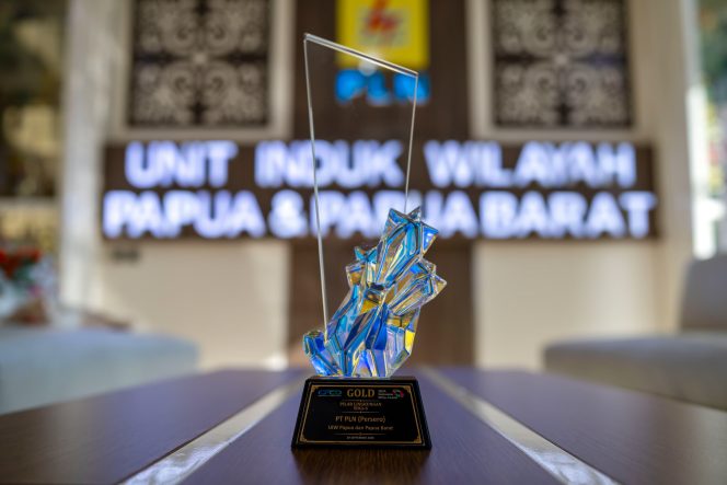 
					PLN UIW Papua dan Papua Barat menerima penghargaan Gold pada ajang ISDA Awards 2026 melalui program penyediaan air bersih berkualitas berbasis teknologi desalinasi dan Mikro PLTS di Kabupaten Asmat. Foto: PLN UIW P2PB