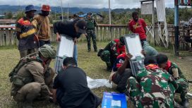 Pemasangan lampu panel surya di Arinop Pegunungan Bintang. Foto: Satgas Damai Cartenz