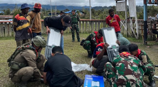 Pemasangan lampu panel surya di Arinop Pegunungan Bintang. Foto: Satgas Damai Cartenz