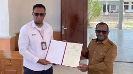 PLN bersama Pemerintah Kabupaten Deiyai dalam penyerahan hibah aset tanah yang berlokasi di Jalan PLN, Wagete 1, Kabupaten Deiyai, untuk mendukung penguatan infrastruktur kelistrikan di daerah. Foto: PLN Papua 