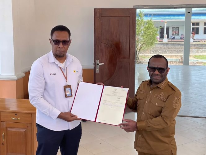 
					PLN bersama Pemerintah Kabupaten Deiyai dalam penyerahan hibah aset tanah yang berlokasi di Jalan PLN, Wagete 1, Kabupaten Deiyai, untuk mendukung penguatan infrastruktur kelistrikan di daerah. Foto: PLN Papua 