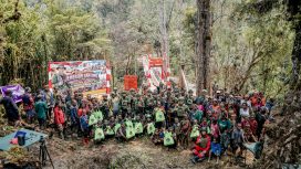 Keceriaan anak-anak dan warga Distrik Ugimba saat peresmian Jembatan Merah Putih. Foto: Koops TNI Habema
