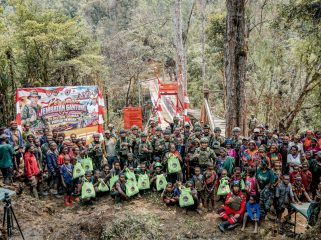 Keceriaan anak-anak dan warga Distrik Ugimba saat peresmian Jembatan Merah Putih. Foto: Koops TNI Habema