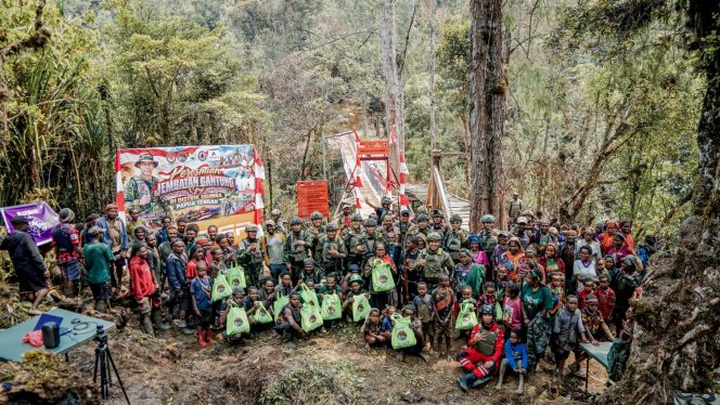 
					Keceriaan anak-anak dan warga Distrik Ugimba saat peresmian Jembatan Merah Putih. Foto: Koops TNI Habema
