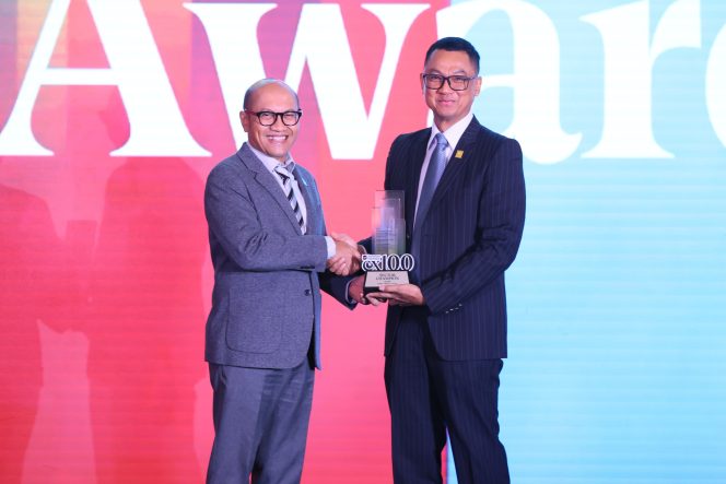 
					Managing Director Business 2 Danantara Asset Management, Setyanto Hantoro (kiri) saat memberikan penghargaan kepada PLN, yang diwakili Direktur Utama PLN, Darmawan Prasodjo (kanan) sebagai Sector Champion pada kategori Energy & Public Utilities pada ajang Danantara Indonesia CX100 Award 2026. Foto: PLN