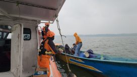 Longboat berpenumpang 7 orang ditemukan selamat di perairan Timika. Foto: SAR Timika.