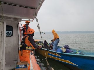 Longboat berpenumpang 7 orang ditemukan selamat di perairan Timika. Foto: SAR Timika.