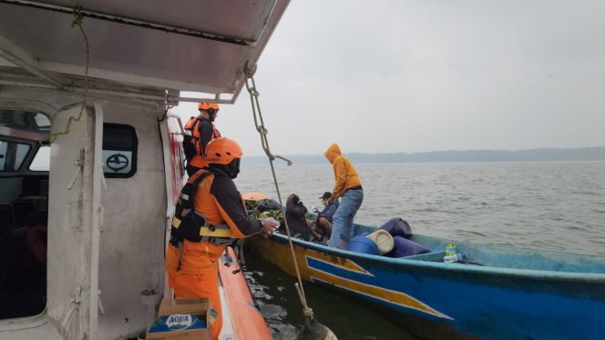 
					Longboat berpenumpang 7 orang ditemukan selamat di perairan Timika. Foto: SAR Timika.