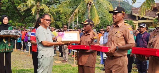 
					Wakil Bupati Kepulauan Yapen, Roi Palunga menyerakan hadiah kepada Kampung Numaman yang terletak di Distrik Kosiwo berhasil menyabet Juara Pertama dalam Lomba Desa dan Kelurahan (Lomdeskel) Tingkat Provinsi Papua Tahun 2026. Foto: ist