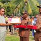 Wakil Bupati Kepulauan Yapen, Roi Palunga menyerakan hadiah kepada Kampung Numaman yang terletak di Distrik Kosiwo berhasil menyabet Juara Pertama dalam Lomba Desa dan Kelurahan (Lomdeskel) Tingkat Provinsi Papua Tahun 2026. Foto: ist