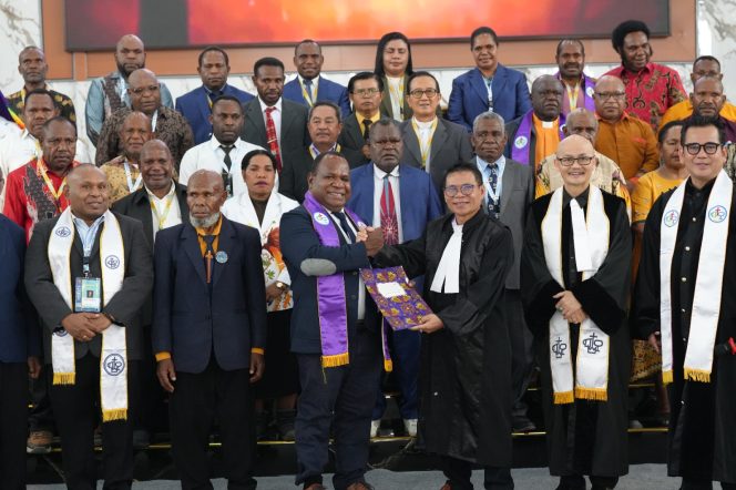 
					Ketua Sinode Gereja Kemah Injil di Indonesia (GKII) Wilayah II Papua Tengah terpilih periode 2026–2031, Pdt. Dr. Hansk Wakerkwa, M.Si., mengajak semua pihak menghentikan pertikaian, pembunuhan, dan pertumpahan darah di Timika serta sejumlah wilayah lain di Papua Tengah.. Foto: Diskominfo Puncak